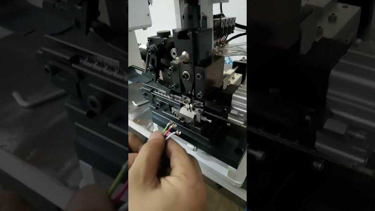 Máquina de crimpado de terminales en tira continua para terminales especiales de 90° #fábrica #máquina