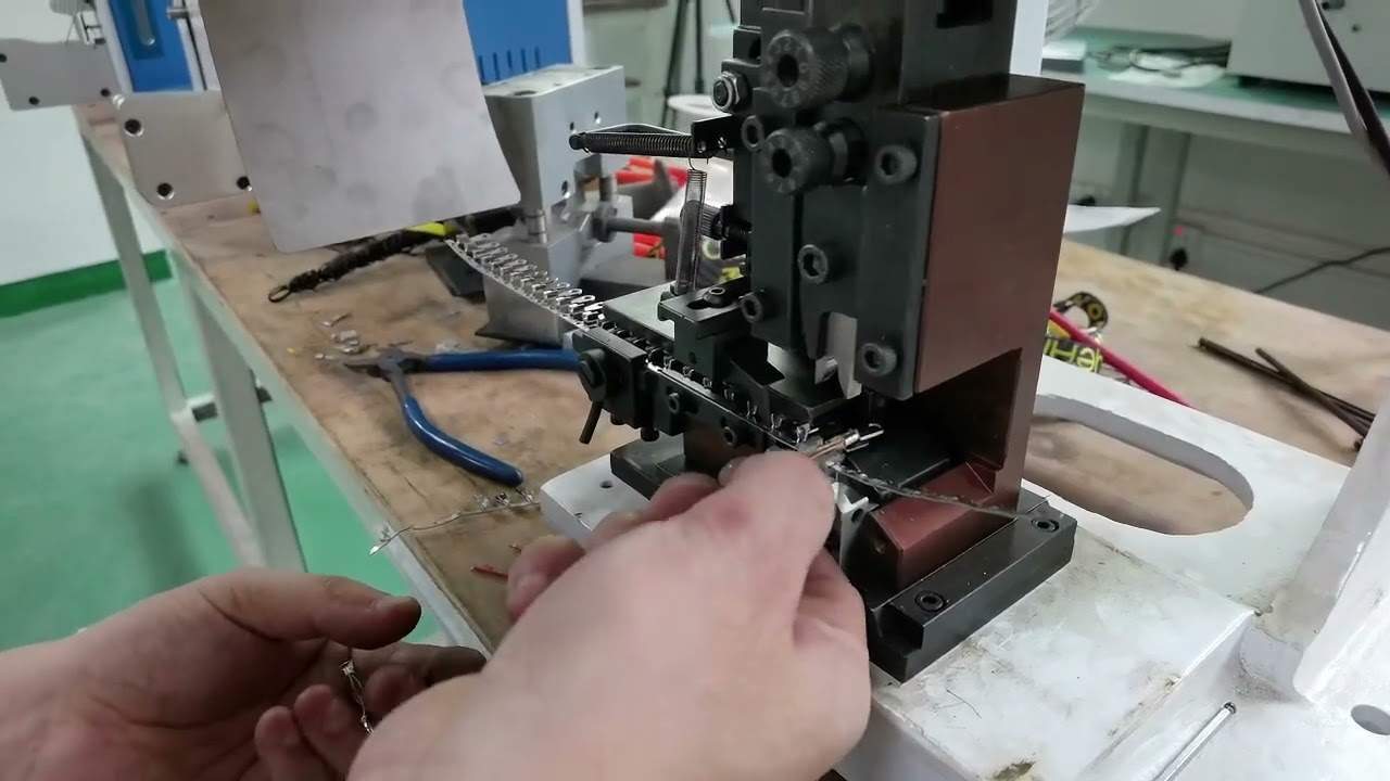 Máquina de Terminales 2T en Acción: Procesamiento Automatizado de Cables