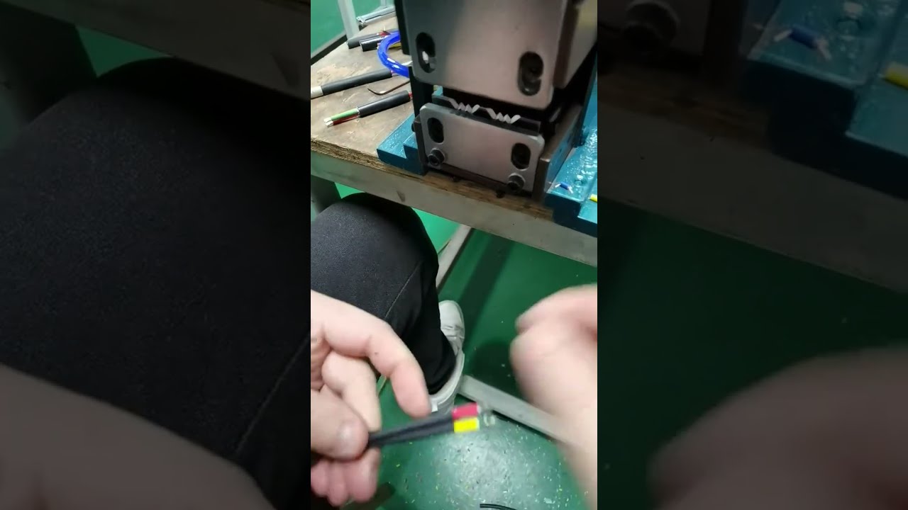 Máquina Peladora Neumática 4F: Pelado de Cables en Fábrica #fábrica #máquina #herramientas