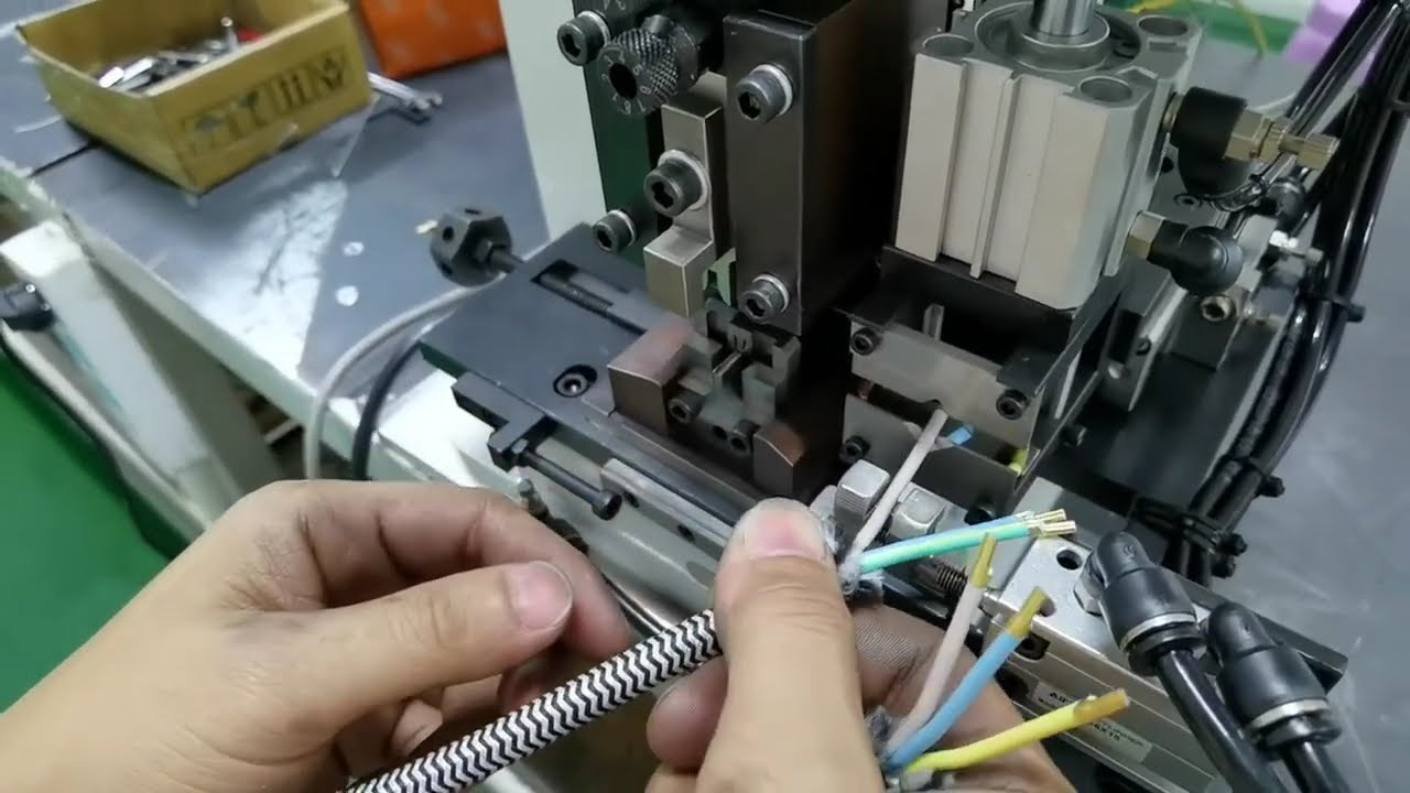 Máquina de Terminales de Tira Continua para Terminales No Estándar – Enrollado Completo de Núcleo de Cable