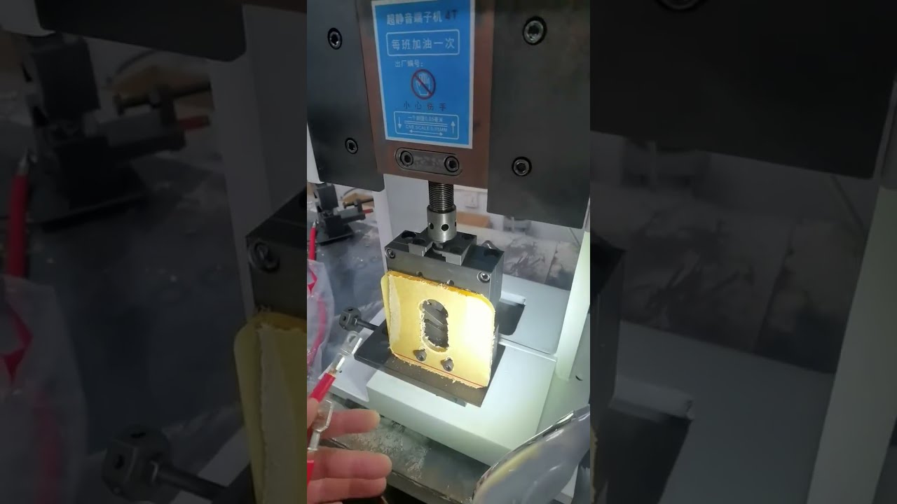 Máquina de Terminales 4T con Molde Hexagonal para Crimpado - Vista Real #fábrica #maquinaria