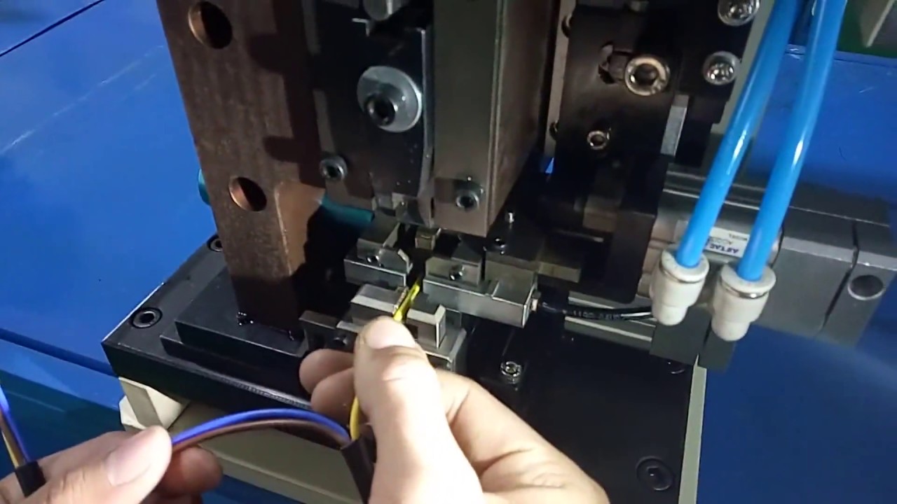 Máquina Peladora y Crimpadora de Terminales con Alimentación Final WPM-2008A2-E en Acción